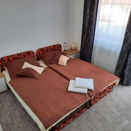 Fiesta Apartman Мішкольц Екстер'єр фото