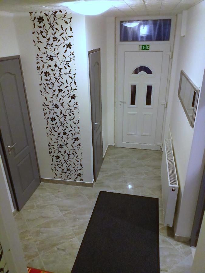 Fiesta Apartman Мішкольц Екстер'єр фото