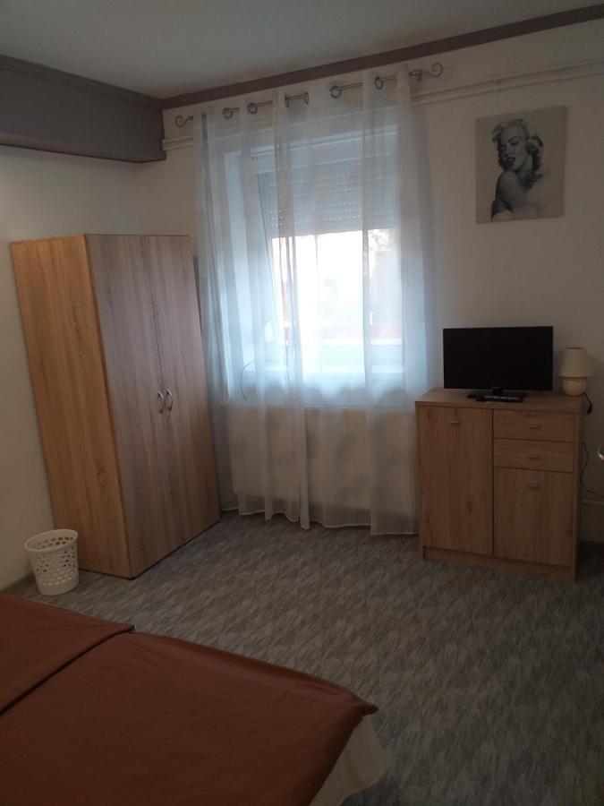 Fiesta Apartman Мішкольц Екстер'єр фото